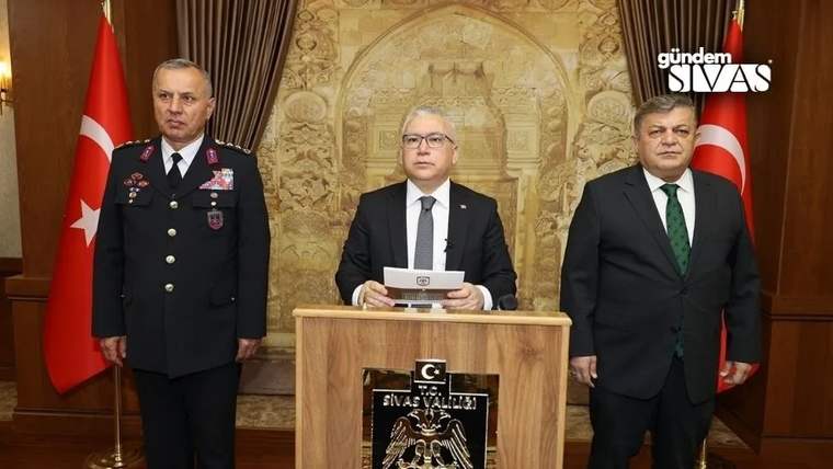 Sivas Valisi, yanında iki yetkili ile birlikte basın toplantısı yapıyor.