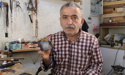 Hayati Ünsal, Kemik Tarağı Sanat Eserine Dönüştürüyor
