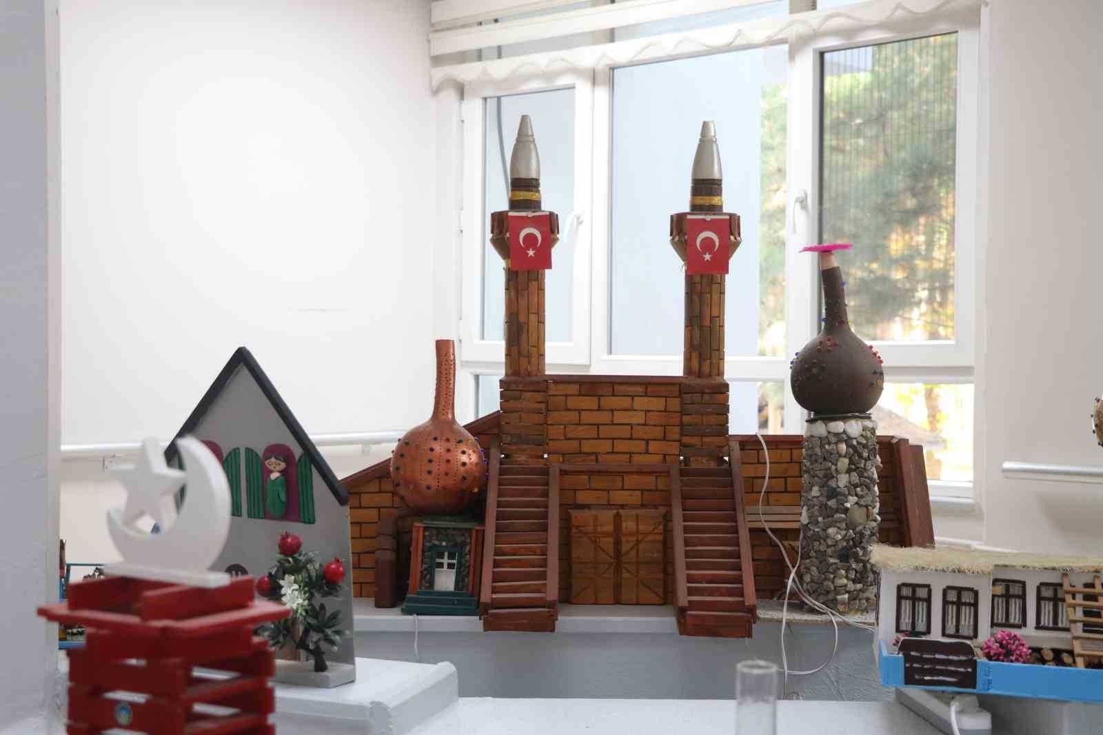 SİVAS'TA HUZUREVİ SAKİNLERİ SANATLA HAYATA RENK KATIYOR