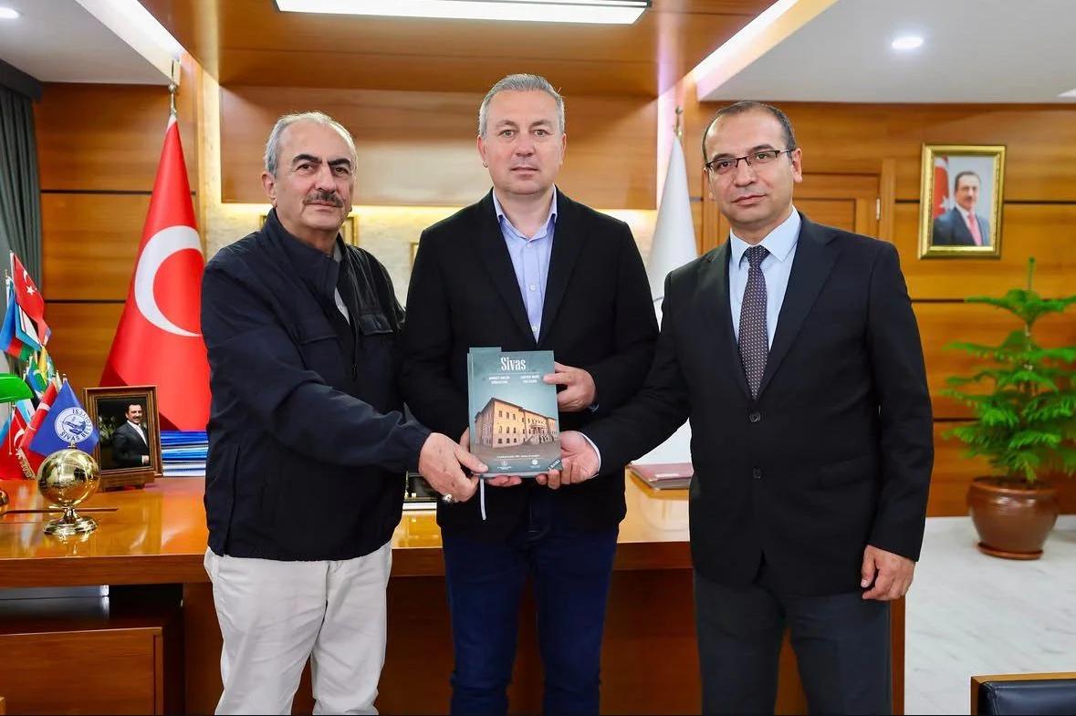 Başkan Adem Uzun’a Anlamlı Ziyaret! Genişletilmiş "Sivas" Kitabı Takdim Edildi