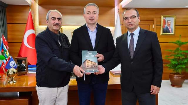 Başkan Adem Uzun’a Anlamlı Ziyaret! Genişletilmiş "Sivas" Kitabı Takdim Edildi