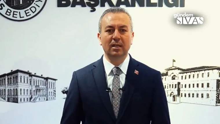 Arka planda Sivas Belediyesi logosu ve tarihi bir bina görünürken, bir kişi konuşma yapıyor.