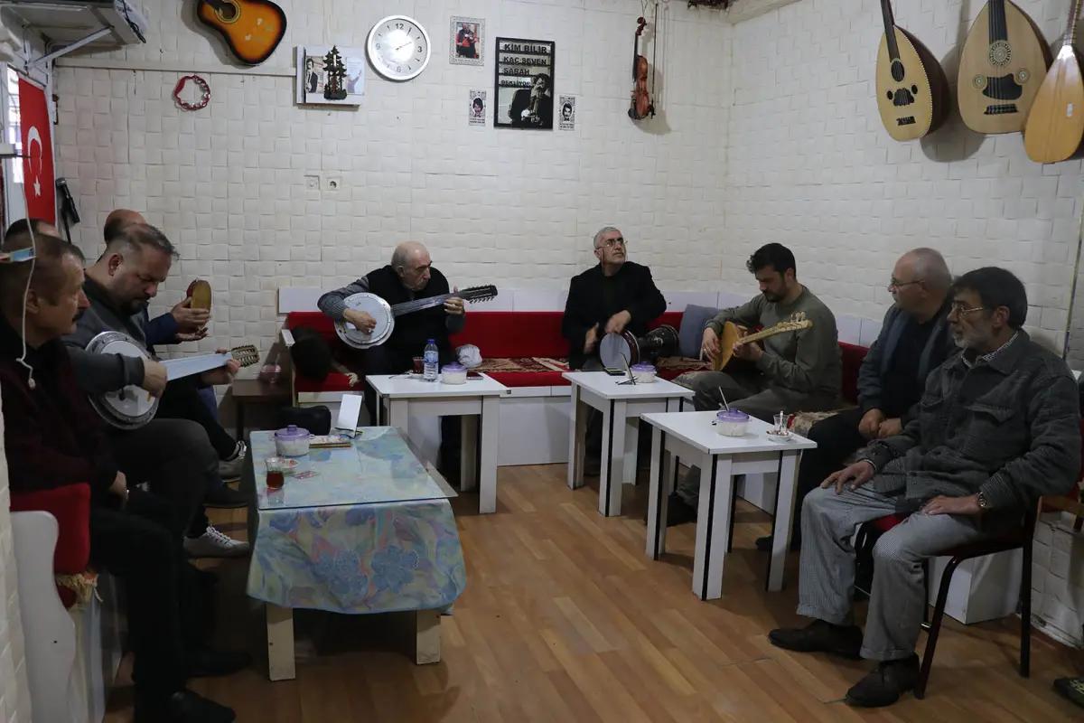 Sivas’ta Alışılmışın Dışında Kahvehane: Oyun Yok, Gün Boyu Canlı Müzik Var
