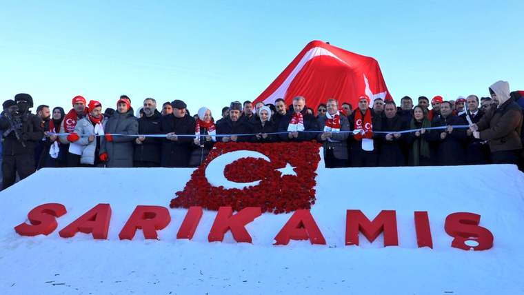 Sarıkamış şehitlerinin kardan heykelleri açıldı - Birlik Haber Ajansı