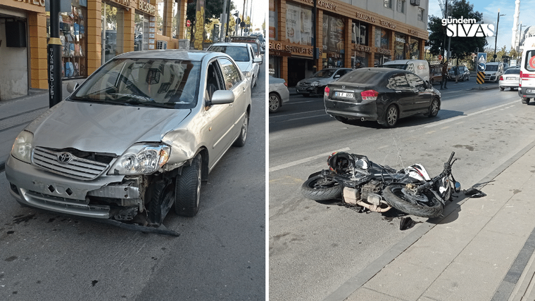 Yolda devrilmiş bir motosiklet ve hasar görmüş bir otomobil duruyor.