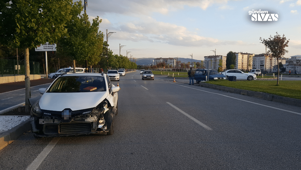 Sivas'ta İki Otomobil Çarpıştı