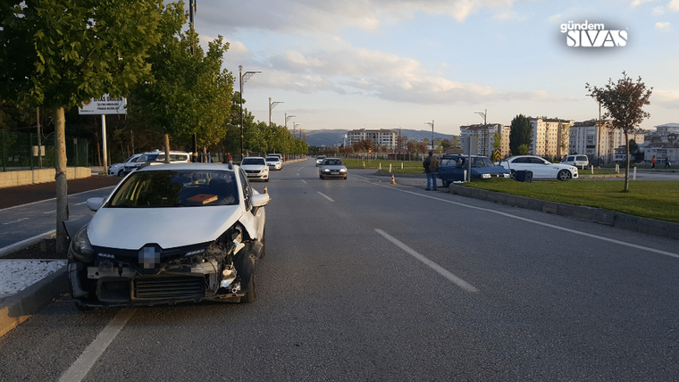 Yolda hasar görmüş bir otomobil, yanındaki diğer araçlarla birlikte duruyor.