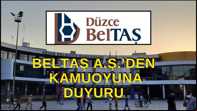 Üstünde Düzce BelTAŞ logosu bulunan pano, belediye binası önündeki yaya kalabalığının üzerinde yer alıyor.