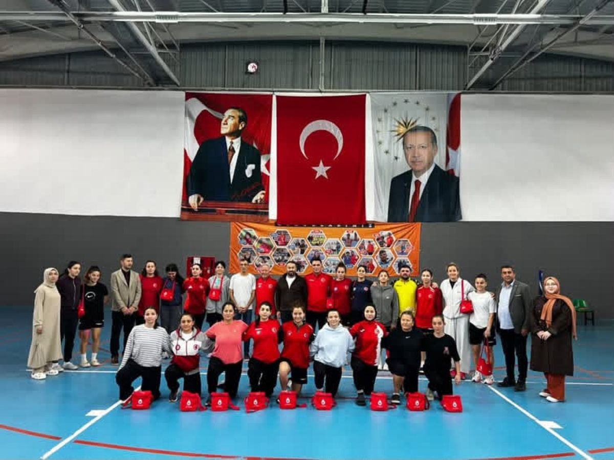 Zara Kızılay'dan Millî Güreşçilere Kamp Ziyareti