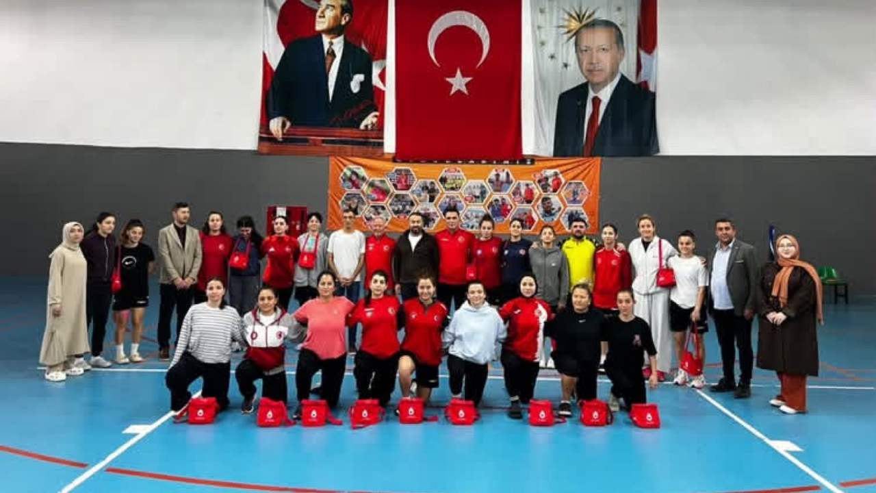 Zara Kızılay'dan Millî Güreşçilere Kamp Ziyareti