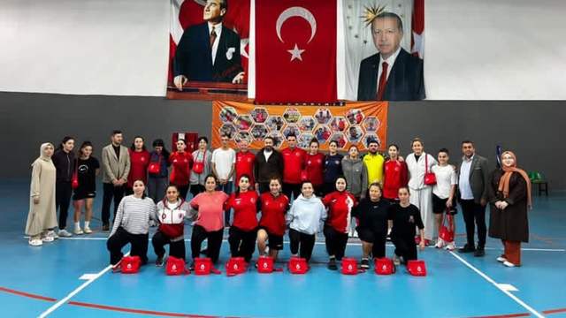 Zara Kızılay'dan Millî Güreşçilere Kamp Ziyareti