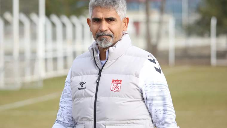 Antrenman sahasında, Sivasspor'un teknik direktörü İsmet Taşdemir, spor kıyafetleriyle duruyor.