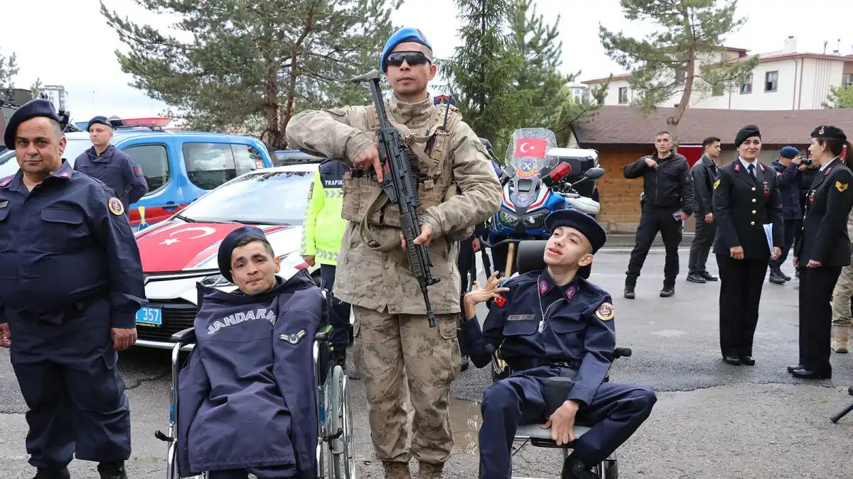 Soğuk Havada Yürekleri Isıtan Anlar: Temsili Askerlere Mehmetçikten Duygulandıran Destek