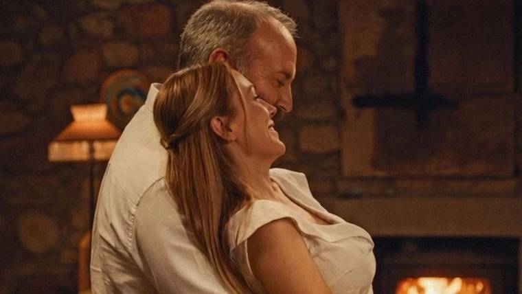Meryem Uzerli'nin elbisesi göz kamaştırdı
