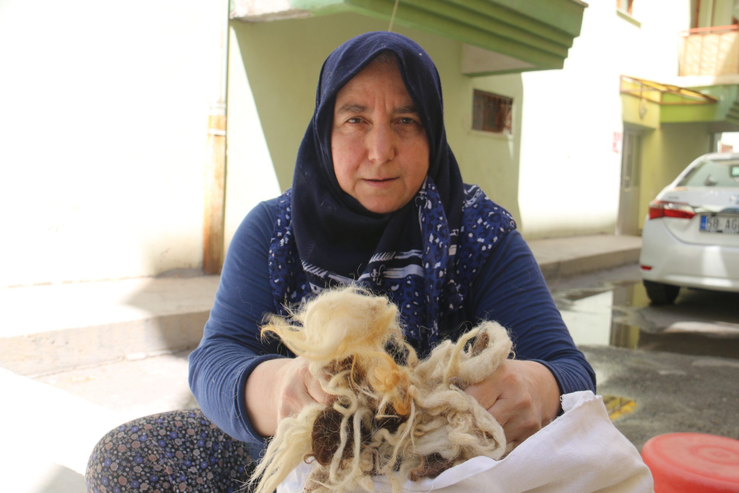 Sivas'ta Asırlık Ritüel: Kışa Hazırlık İçin Yün Yorgan ve Yastıklar Doğal Yöntemlerle Yıkanıyor