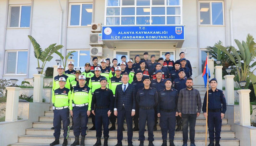 Alanya Kaymakamı Ürkmezer, Jandarma personeline başarı belgesi takdim etti - Birlik Haber Ajansı