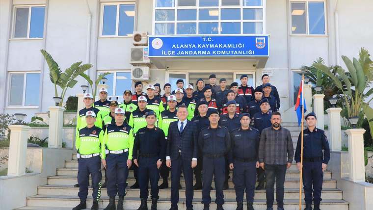 Alanya Kaymakamı Ürkmezer, Jandarma personeline başarı belgesi takdim etti - Birlik Haber Ajansı