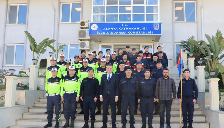 Alanya Kaymakamı Ürkmezer, Jandarma personeline başarı belgesi takdim etti - Birlik Haber Ajansı