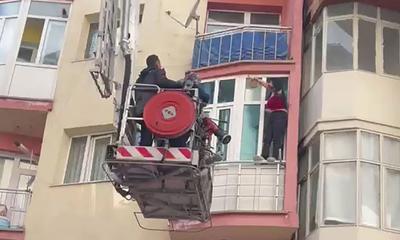 Sivas’ta Alkolün Etkisiyle Pencereye Çıkan Kadın Ekipleri Seferber Etti