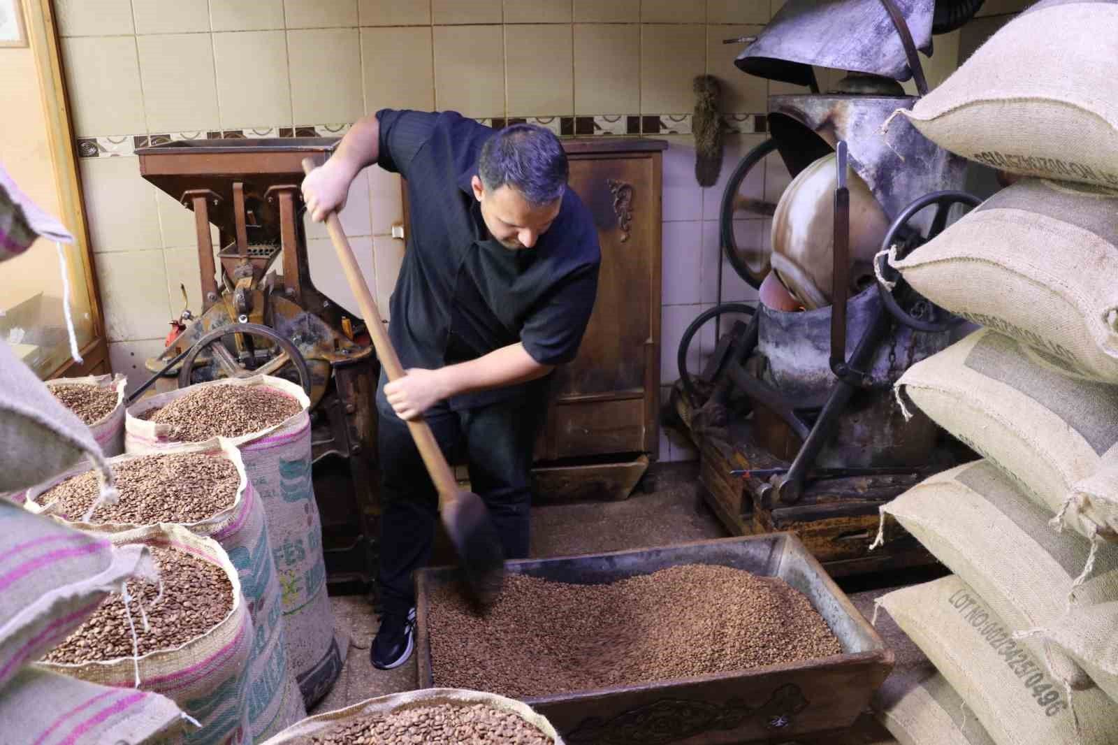 Sivas'ta Türk kahvesinin lezzeti asırlık taş değirmenden geçiyor