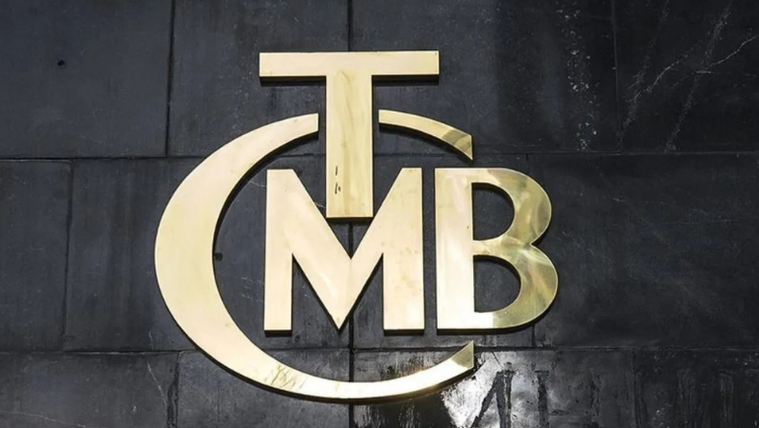 TCMB logosu, altın rengi metalden yapılmış, siyah bir yüzeye yerleştirilmiş.