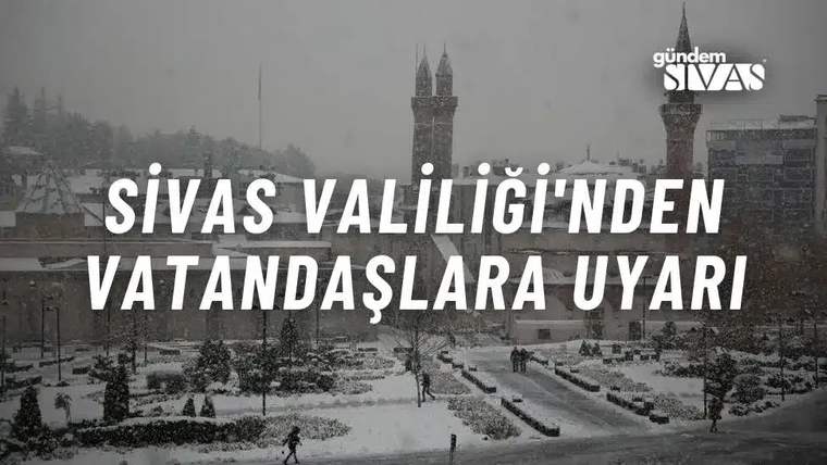Sivas'ta kar yağışı altında tarihi bir bina ve saat kulesi görünmekte.