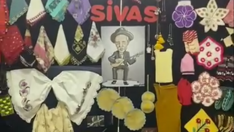 Sivas yazılı bir pano üzerinde yerel el sanatları ve Aşık Veysel'in resmi sergileniyor.