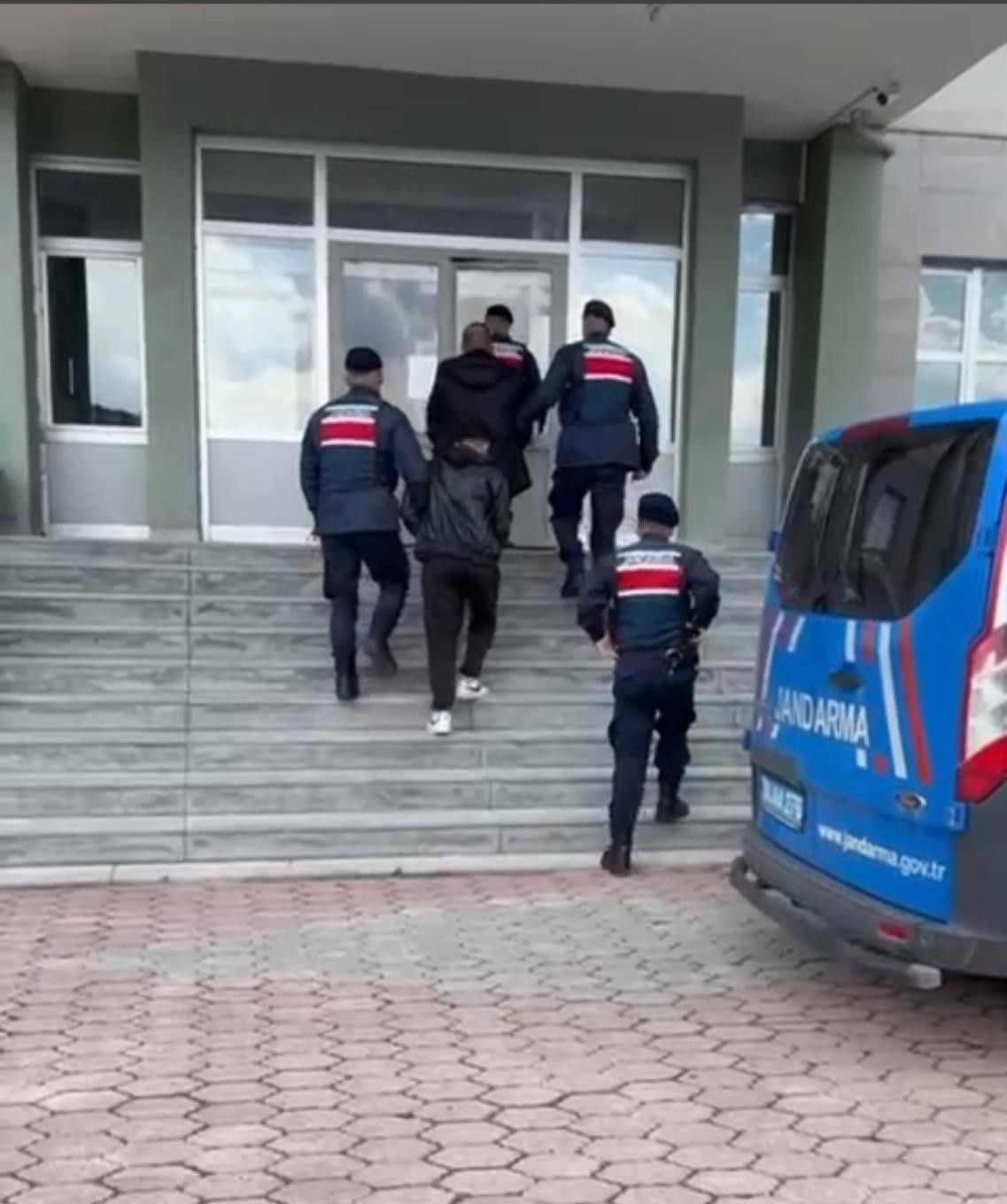 Sivas'ta göçmen kaçakçıları operasyonla yakayı ele verdi. Yakalanan 3 göçmen kaçakçısı tutuklandı, düzensiz göçmenler ise sınır dışı ediliyor.
