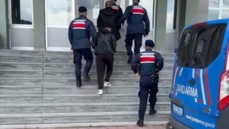 Sivas'ta göçmen kaçakçıları operasyonla yakayı ele verdi. Yakalanan 3 göçmen kaçakçısı tutuklandı, düzensiz göçmenler ise sınır dışı ediliyor.