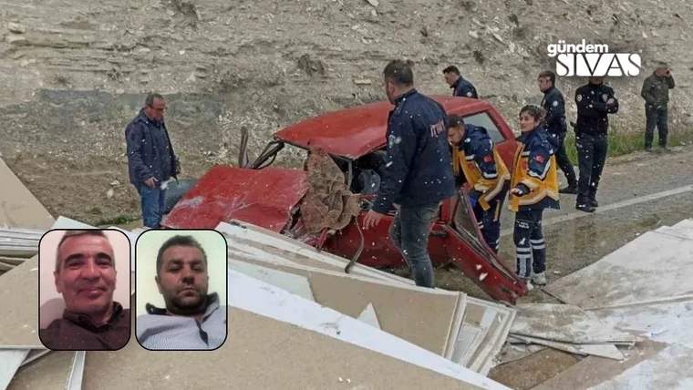 Kayalık yol kenarında ağır hasarlı kırmızı otomobilin çevresinde sağlık ve kurtarma ekipleri bulunuyor.