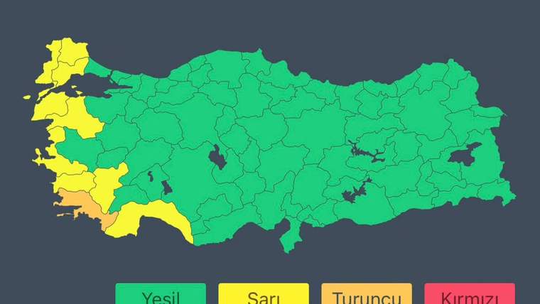 Türkiye haritasında batı ve güneybatı kıyıları sarı, turuncu ve yeşil renklerle gösteriliyor.