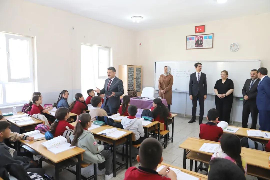 Sivas'ta Milli Eğitim Müdürü Öğretmen ve Öğrencilerle Buluştu