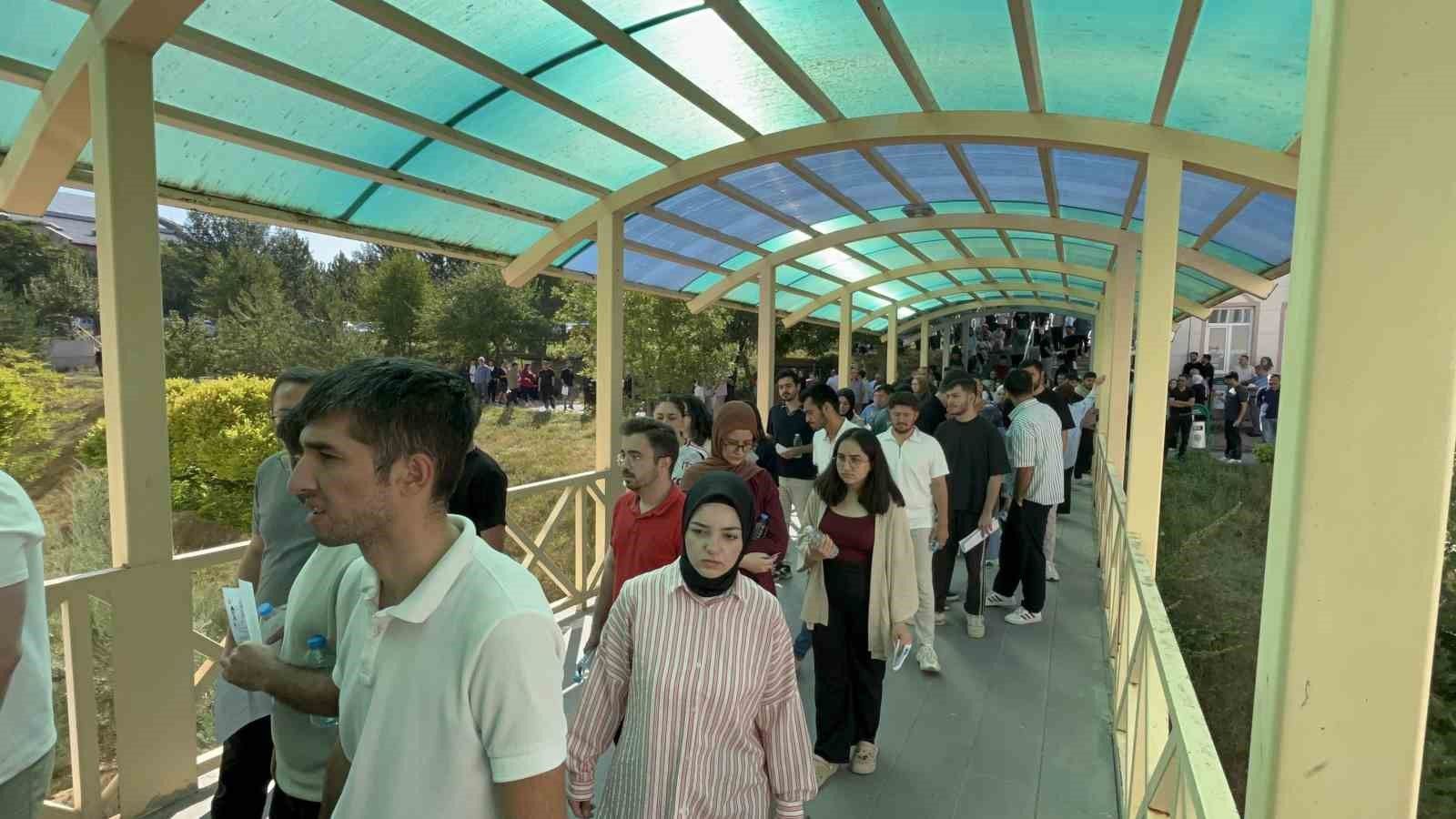 “İçim rahat etmedi” diyen anne, kızının sınavına hastaneden geldi