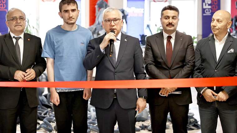 Kurdele kesen beş kişi, bir konuşma yapıyor. Arkada Türk bayrağı ve Sıfır Atık temalı görseller var.