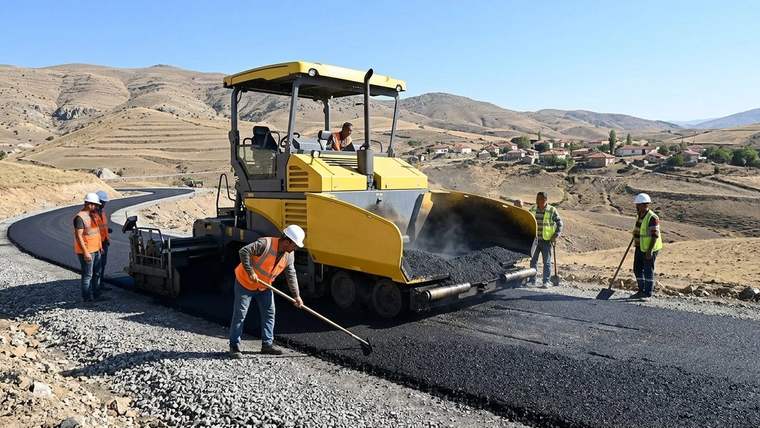 Şarkışla Harun Köyü’nde 76 yıllık yol için çalışma başladı