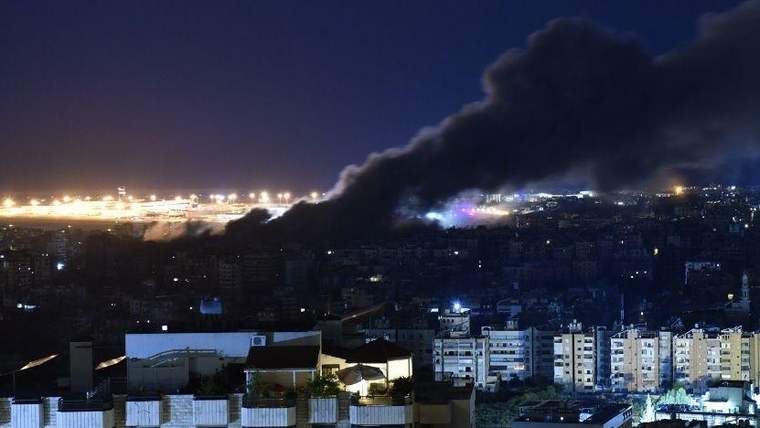 Gece saatlerinde, Lübnan'da yoğun siyah duman yükseliyor.