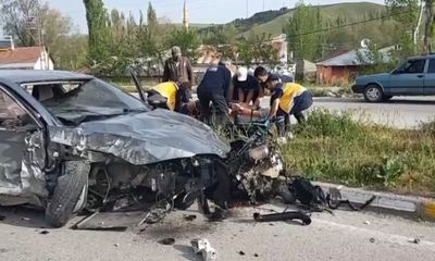 Sivas’ta Trafik Kazası: Otomobil Hurdaya Döndü, 1 Kişi Yaralandı