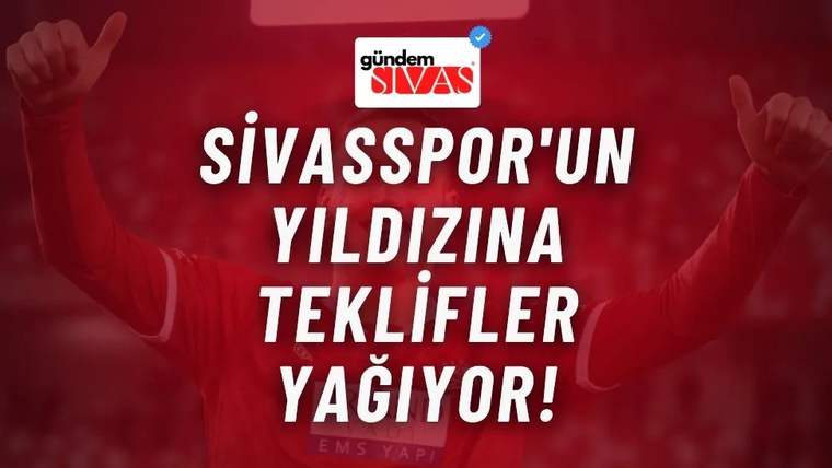 Kırmızı formalı bir futbolcu kollarını kaldırırken önünde beyaz harflerle büyük bir metin yer alıyor.