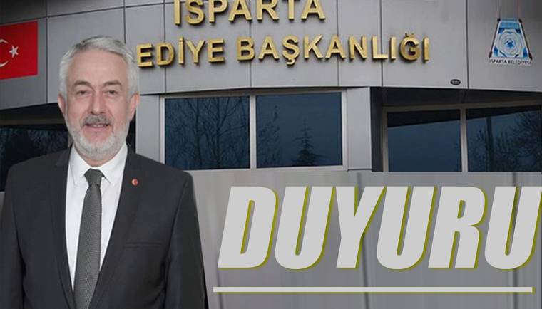 Takım elbiseli bir kişi, üzerinde Isparta Belediyesi Başkanlığı yazan bina ve DUYURU metni önünde duruyor.