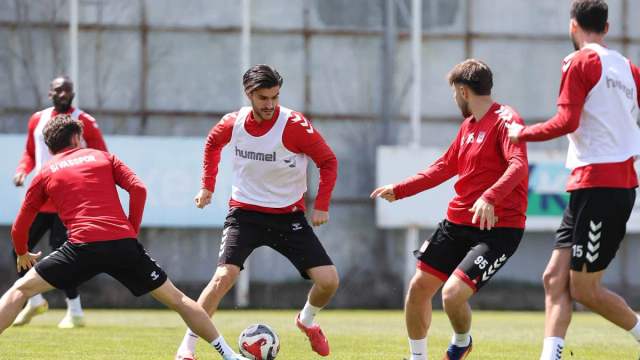 Rey Manaj Sahalara Döndü! Sivasspor’da Çorum FK Maçı Öncesi Kritik Gelişme