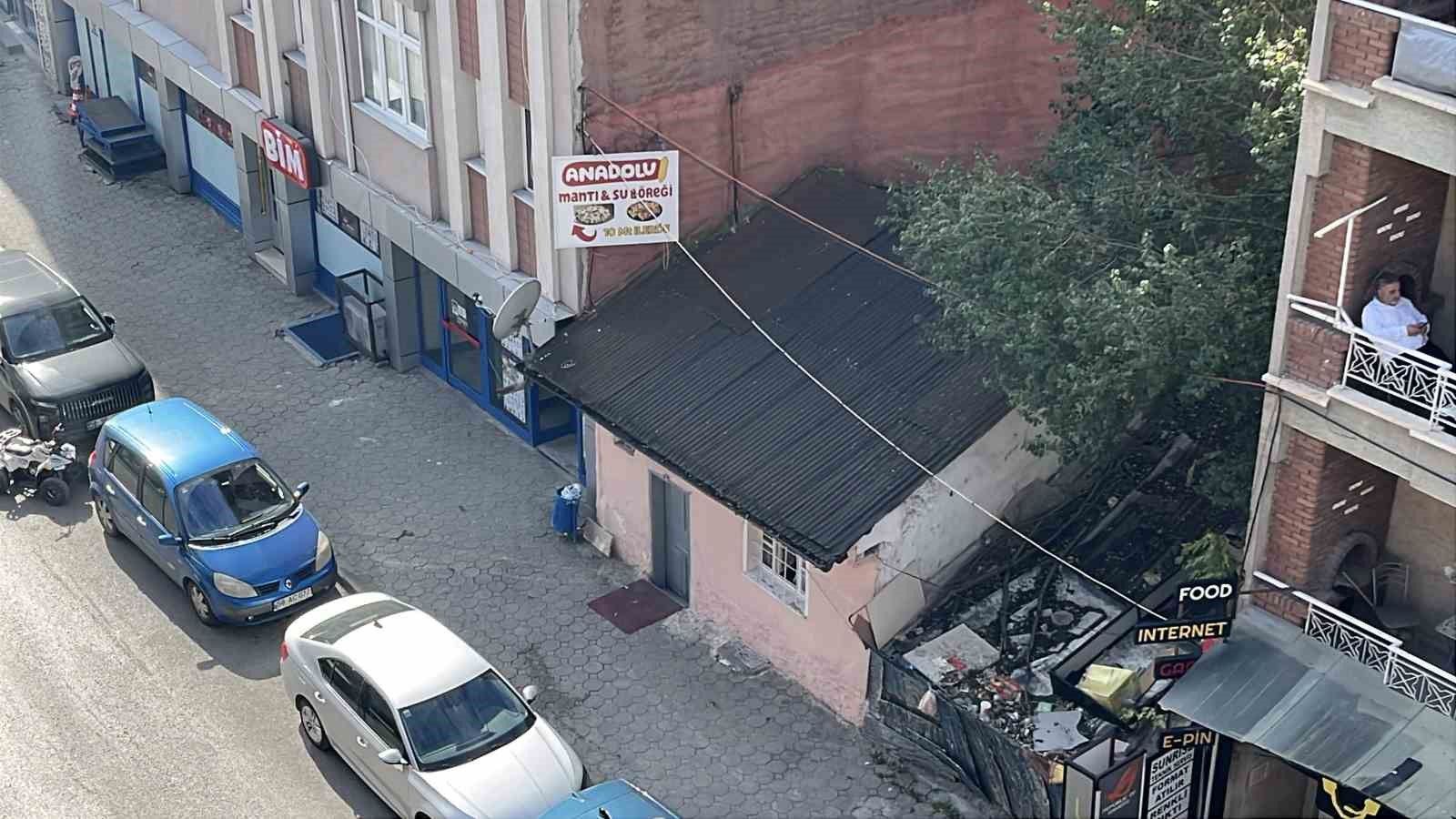 Apartmanların arasında kalan ev neden yıllardır satılmıyor?
