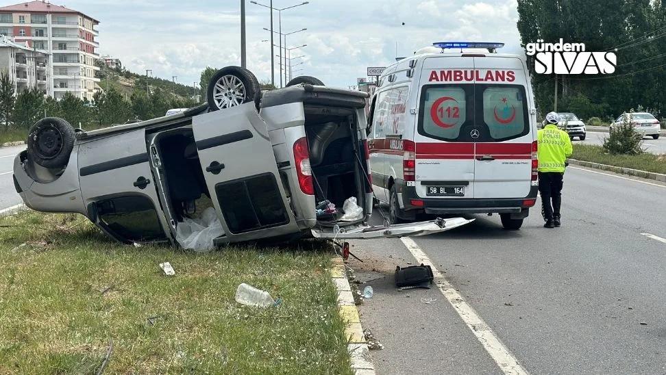 Sivas'ta Ticari Araç Kazası: 3 Yaralı