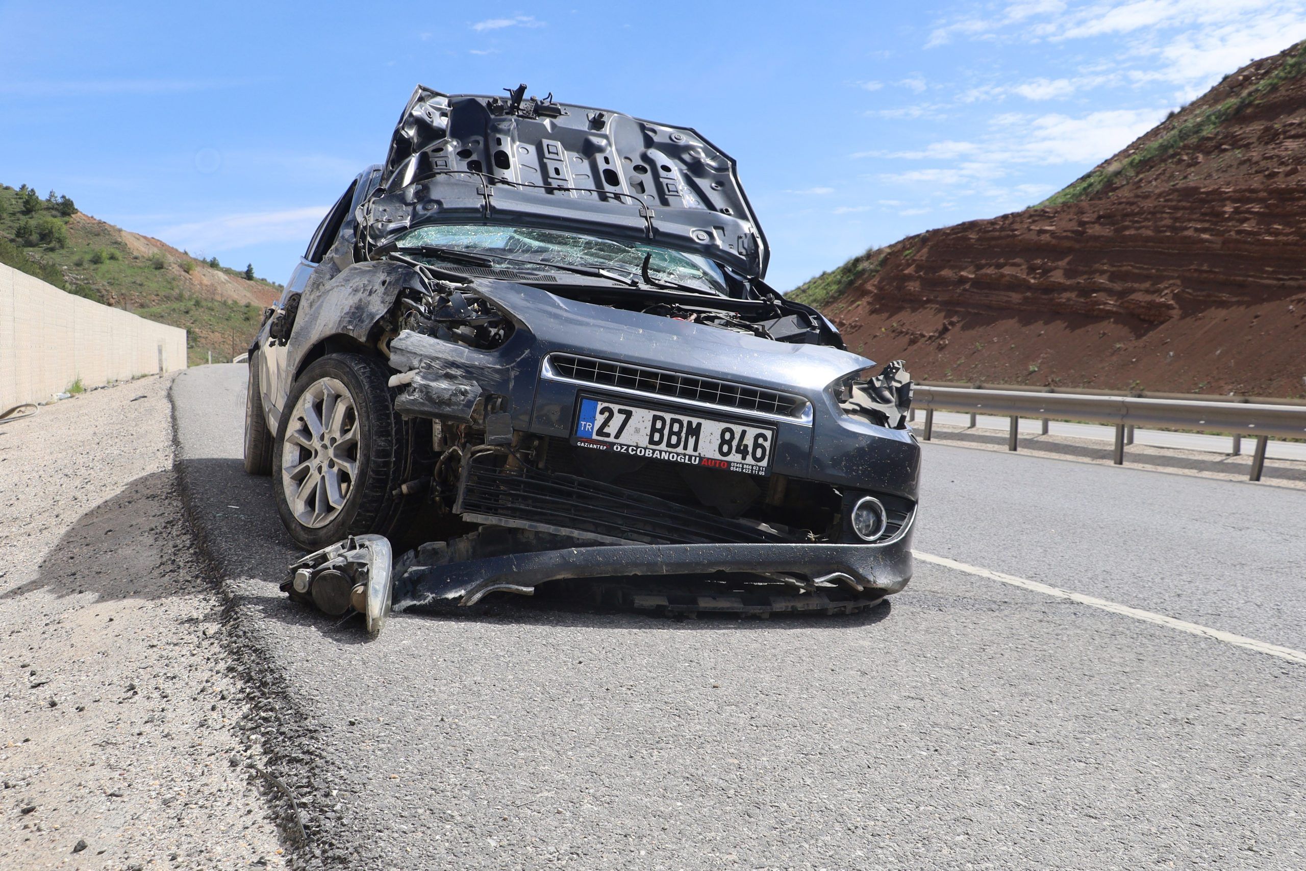 Sivas Otomobil Kazasında İstinat Duvarına Çarpma Sonucu 3 Yaralı