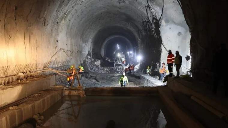 Geminbeli Tüneli inşaatında çalışan işçiler, tünel içinde çeşitli ekipmanlarla çalışıyor.