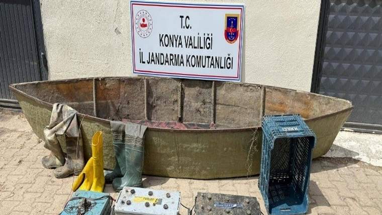 Konya İl Jandarma Komutanlığı tabelası önünde tekne, eldivenler, kafes ve çeşitli ekipmanlar bulunuyor.