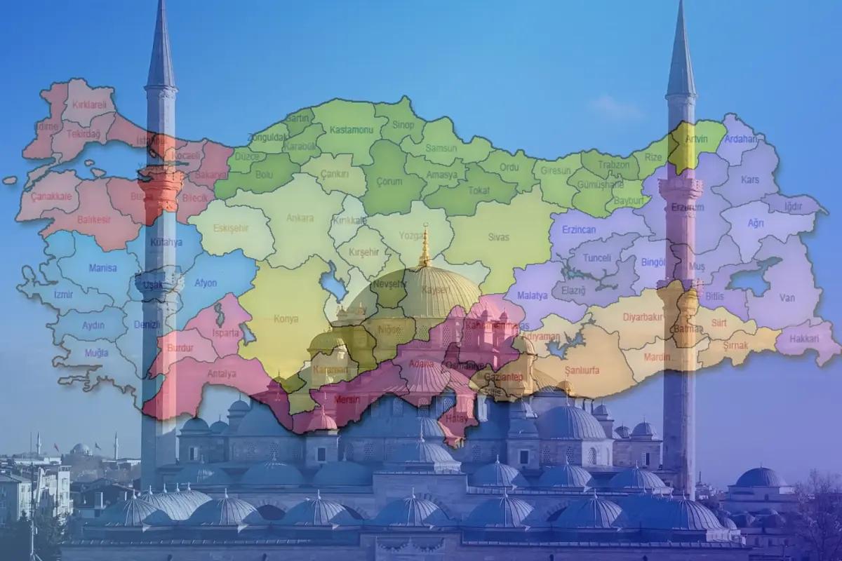 Bir cami silueti önünde Türkiye haritası, iller farklı renklerle gösterilmiş.