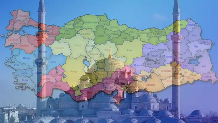 Bir cami silueti önünde Türkiye haritası, iller farklı renklerle gösterilmiş.