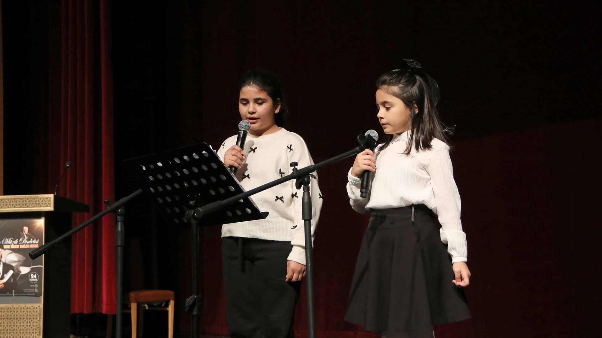 Sivas'ta Yavuz Bülent Bakiler Anısına Görkemli Şiir ve Müzik Gecesi