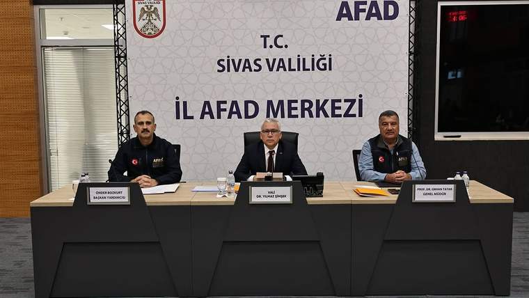İl Afet ve Risk Azaltma Planı toplantısında oturum başkanı ve iki katılımcı masada oturuyor.