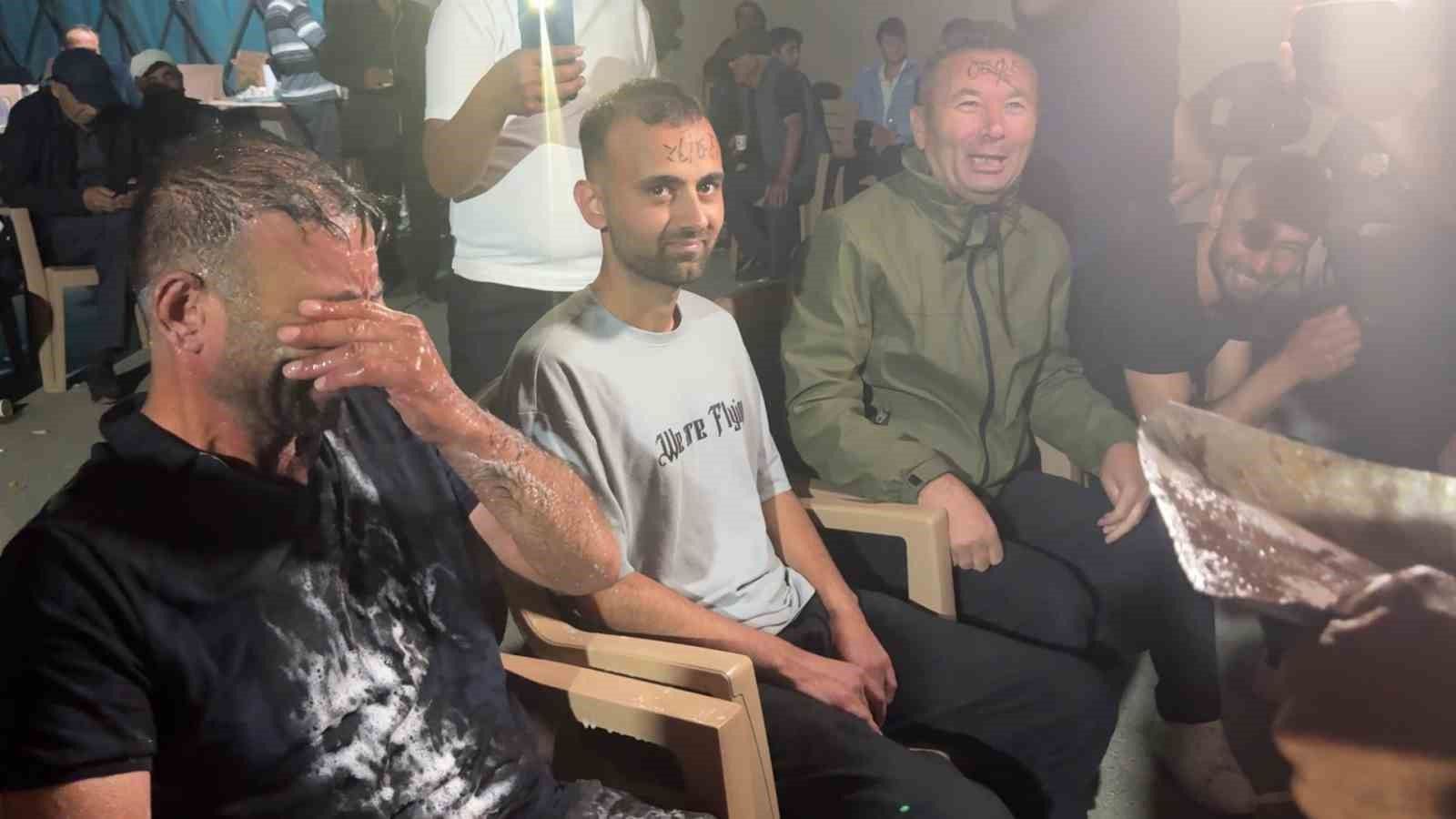 Damat yakınları tıraş cezasının ardından oyun havasına katıldı